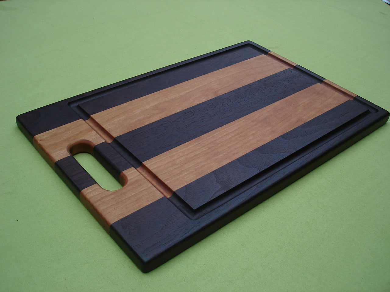 https://trimwoodworks.com/cdn/shop/products/Farmhouse_Collection_Cutting_Board_with_Handle_-_Walnut_Cherry_8.JPG?v=1551667083